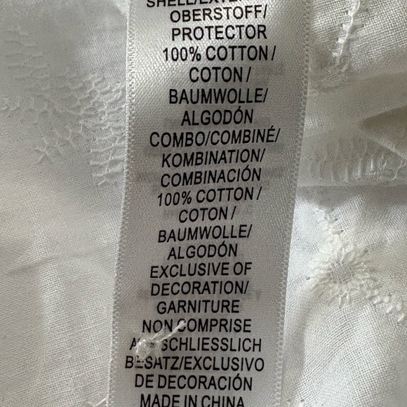 Beautiful Adrianna Papell White 3D Floral Embroidered Boxy Cap Sleeve Blouse. M - Picture 11 of 16